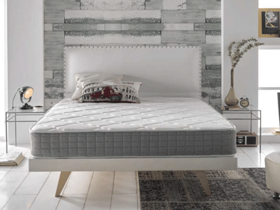 Colchón de muelles ensacados y viscoelástica.