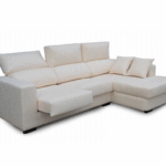 Sofá chaise-longue con asientos deslizantes y respaldos reclinables.
