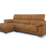 Sofá chaise-longue con asientos deslizantes y respaldos reclinables.