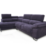 Sofá chaise-longue con asientos deslizantes y respaldos reclinables.