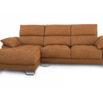 Sofá chaise-longue con asientos deslizantes y respaldos reclinables.