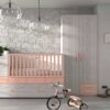 cuna convertible en habitación juvenil