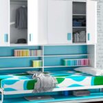 Cama abatible con mesa abatible y armario superior.