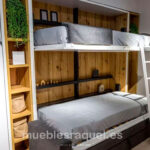 litera-abatible-con-camas-abiertas-con-estateria-interior-y-fondo-en-color-madera-tg